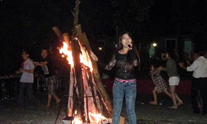 Nốt trầm ca sĩ hát show lửa trại 