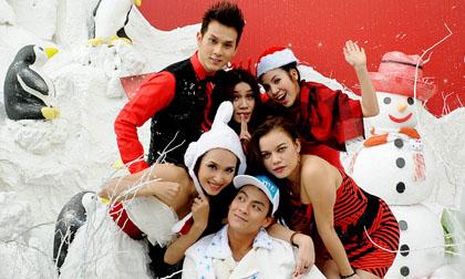 Nguyên Vũ vui Noel bên các mỹ nữ