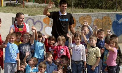 Novak Djokovic tặng 100.000 USD cho trẻ em Serbia