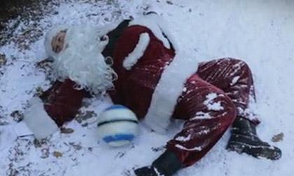 Cầu thủ St. Pauli khiến ông già Noel "tử vong"