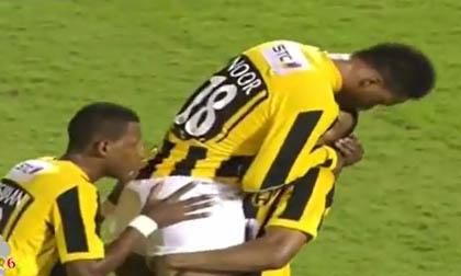 Màn ăn mừng quá khích: Hôn mông 