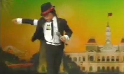 Clip: Bé 8 tuổi nhảy Michael Jackson, hát “Chú ếch con”