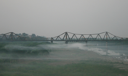 Ảnh độc: "Mây" về dưới chân cầu Long Biên