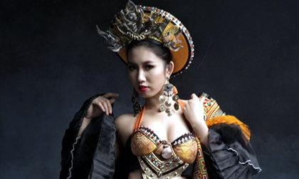 Thúy Ngân có "làm nên chuyện" nhờ váy lạ?