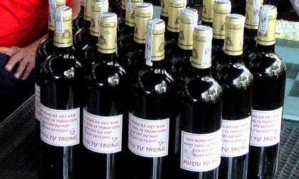 CĐV Việt Nam tặng "rượu tự trọng" cho VFF 