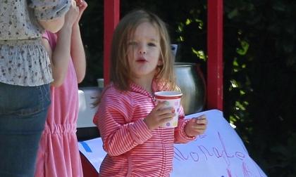 Hai con gái Ben Afleck hào hứng "kiếm tiền" với xe nước chanh