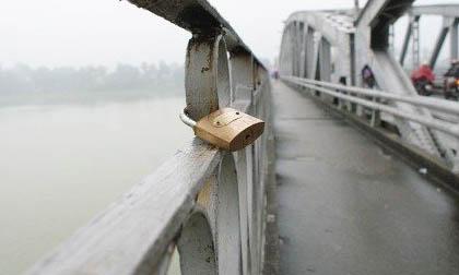 Những "chứng nhân tình yêu" kỳ quái nơi thành cầu