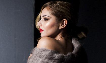 Vợ cũ Ashley Cole bán son môi làm từ thiện 