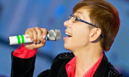 Long Nhật xúc động bởi các fan "cuồng"