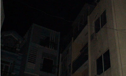 Một phụ nữ trần truồng rơi từ tầng 3 xuống đất