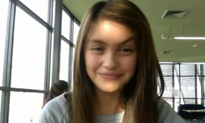 Clip thiếu nữ đung đưa lông mày theo nhạc