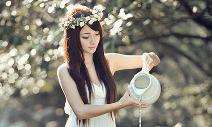 Thiếu nữ đẹp thánh thiện bên dòng suối