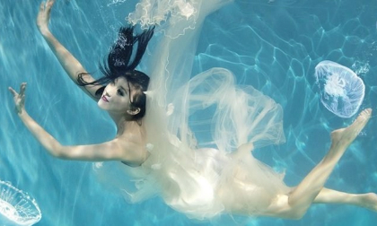 Mỹ nữ chuyển mình gợi cảm trong làn nước