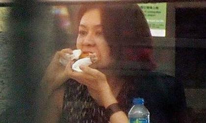 Quan Chi Lâm ăn nhồm nhoàm ở sân bay