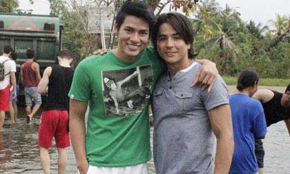 Lê Khôi Nguyên lội nước giúp người dân Thái Lan