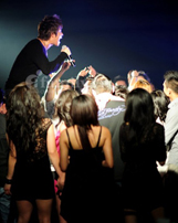 Tuấn Hưng trong vòng vây khán giả tại Mỹ