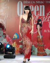 Ngắm các "chân dài" đẹp rực rỡ trong BST của Nine West, Kelly Bui