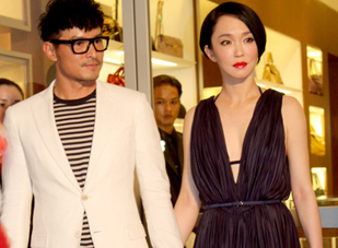 Vợ chồng Lý Minh Thuận tình tứ tại Việt Nam