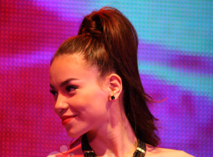 Hà Hồ đi chân đất nhảy cực sung trên sân khấu