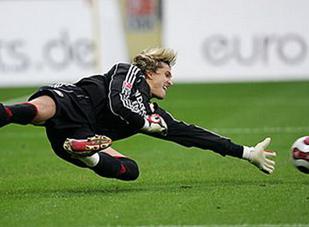 Rene Adler dẫn đầu danh sách những ứng cử viên thay thế Van Der Sar