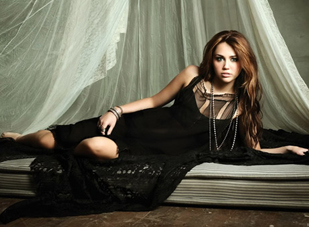 Miley "đốt" gần 20 tỷ trong vòng 4 tháng