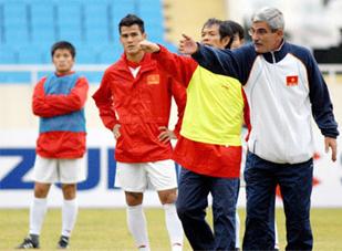 HLV tuyển QG: Lương 10.000 USD/tháng, đắt hay rẻ?