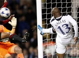 "Kép phụ" thành "kép chính", Gallas được thưởng hợp đồng mới