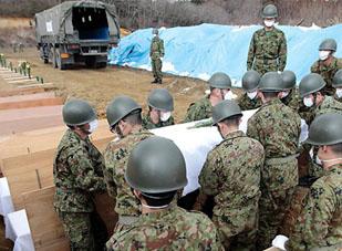 An táng tập thể nạn nhân động đất - sóng thần