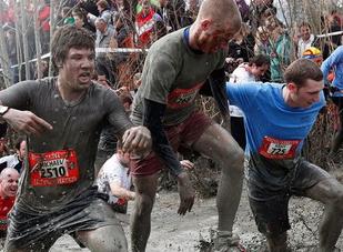 Gay cấn cuộc thi chạy bộ dưới bùn