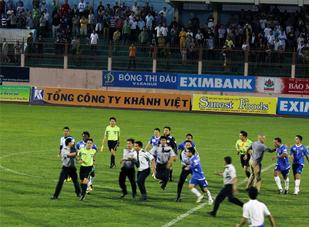 Sự kiện & Bình luận: Tẩu vi thượng sách