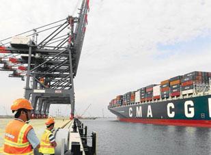 Lần đầu tiên, cảng VN đón tàu container trọng tải 131.000 DWT