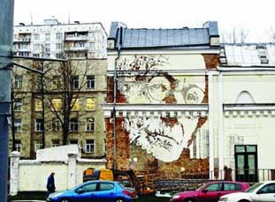 Một nghệ sĩ được phép vẽ lên tường