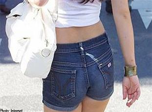 Một phụ nữ bị đánh vì mặc quần siêu ngắn