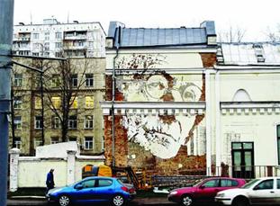 Một nghệ sĩ được phép vẽ lên tường