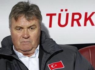Hiddink dẫn đầu danh sách ứng viên thay Van Gaal