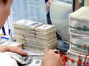 Tăng lãi suất để siết chặt việc bơm tiền