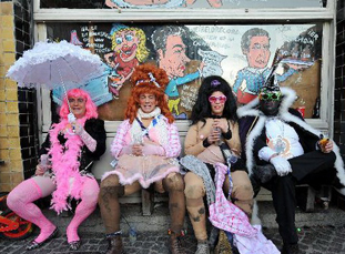 Từng bừng lễ hội... giả gái vào 8/3