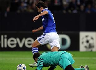 Thất bại trước Schalke, Inter trở thành cựu vương