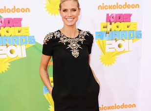 Ngắm 10 bộ trang phục đẹp nhất của các star tháng 4