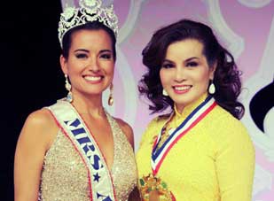 Kim Hồng "khoe sắc" cùng tân Hoa hậu quý bà Mỹ