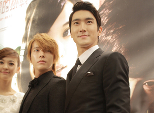 Hai thành viên Super Junior "hút" fan trong buổi họp báo phim mới