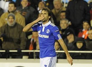 Vô địch Copa del Rey, Real Madrid được Beckham và Raul chúc tụng