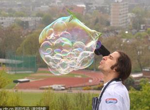 'Phù thủy bong bóng' lập kỷ lục mới