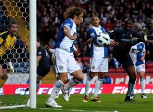 Đánh bại Blackburn, Man City phả hơi nóng vào Arsenal