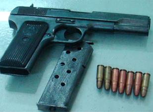 Bé trai 2 tuổi nghịch súng bắn chết mẹ