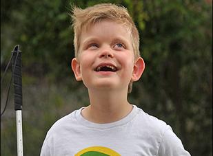 Bé trai biết nhìn bằng… tai