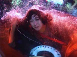 Tròn mắt xem Jang Na Ra “tắm” bằng rượu martini