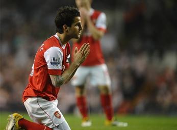 Arsenal hạ giá bán Cesc Fabregas