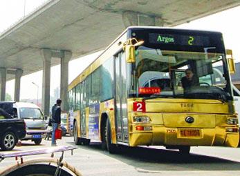 Lại tới lượt xe buýt cũng mạ vàng toàn thân