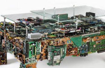 Ngạc nhiên với bàn ghế bằng… linh kiện điện tử